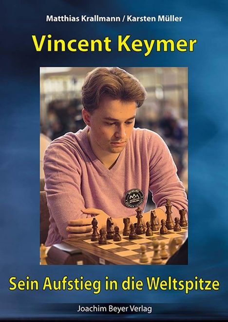 Oben steht „Matthias Krallmann / Karsten Müller“, gefolgt von „Vincent Keymer“. Unten: „Sein Aufstieg in die Weltspitze“. Ein junger Mann in einem rosa Pullover spielt Schach.