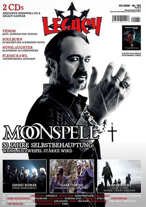 "MOONSPELL. 30 Jahre Selbstbehauptung: Wenn aus Zweifel Stärke wird." Schwarz-weiß Foto eines Mannes mit Kette.