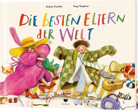 „Die besten Eltern der Welt“ in bunten Buchstaben. Kinder verkleiden sich fröhlich mit Hüten und Jacken, umgeben von Spielzeug.