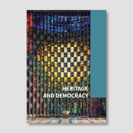 "HERITAGE AND DEMOCRACY" sowie "Jahrestagung 2024" vor buntem, leuchtendem Glasfenster.
