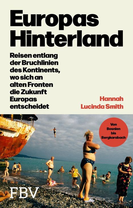 Text: "Europas Hinterland. Reisen entlang der Bruchlinien des Kontinents ...". Ein Strand mit einem rostigen Schiff im Hintergrund.