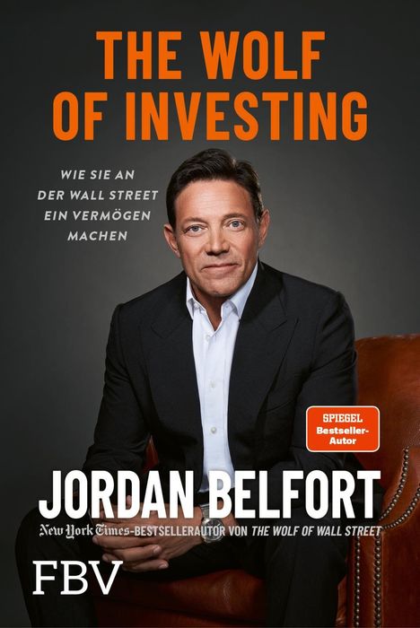 "The Wolf of Investing" oben; "JORDAN BELFORT" mittig unten; Mann im Anzug sitzt auf einem braunen Ledersessel.
