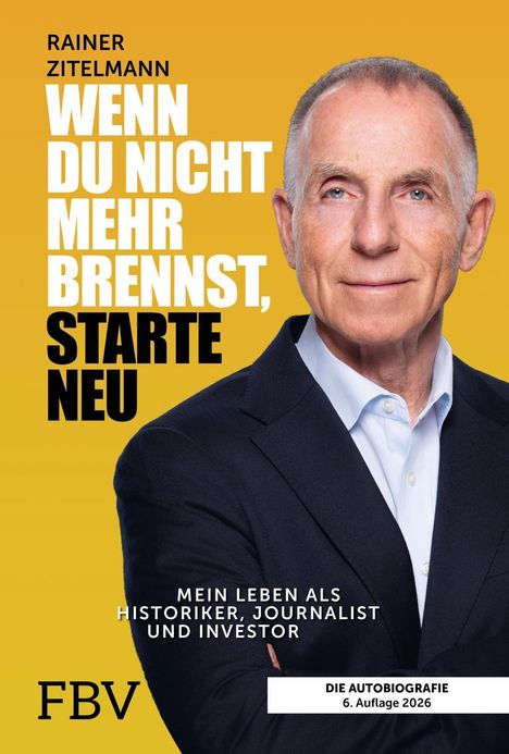 Rainer Zitelmann, runder, älterer Mann im Anzug mit leichtem Lächeln auf gelbem Hintergrund.