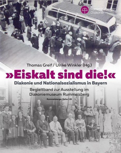 "Eiskalt sind die!" Diakonie und Nationalsozialismus in Bayern. Begleitband zur Ausstellung im Diakoniemuseum Rummelsberg. Darunter ein historisches Foto einer Menschengruppe vor einem Gebäude und einem Bus. Oben rechts befindet sich ein Logo der Rummelsberger Diakonie.