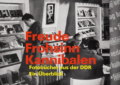 "Freude Frohsinn Kannibalen Fotobücher aus der DDR Ein Überblick" in roter und gelber Schrift, Buchladen-Szene.