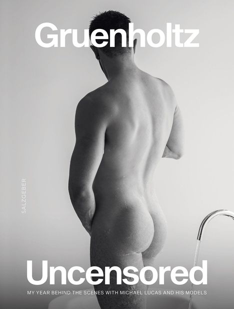 Text: "Gruenholtz Uncensored" - Rückansicht eines nackten Mannes, Wasserhahn im Vordergrund, minimalistische Komposition.