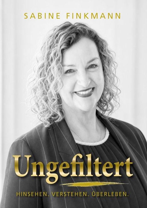 SABINE FINKMANN. Ungefiltert. Hinsehen. Verstehen. Überleben. Frau mit lockigem Haar und Anzug, lächelnd.