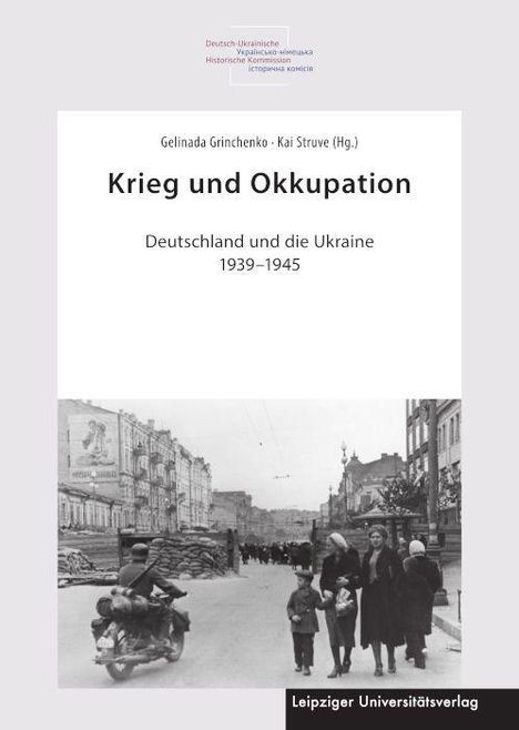 "Krieg und Okkupation: Deutschland und die Ukraine 1939–1945." Ein Schwarz-Weiß-Foto zeigt eine Straße mit Menschen und einem Motorrad.
