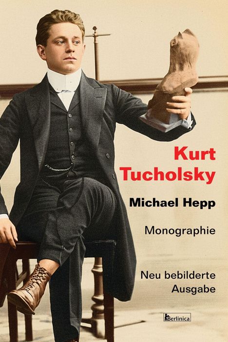 Text: "Kurt Tucholsky", "Michael Hepp", "Monographie", "Neu bebilderte Ausgabe". Ein Mann in Anzug hält eine Büste.
