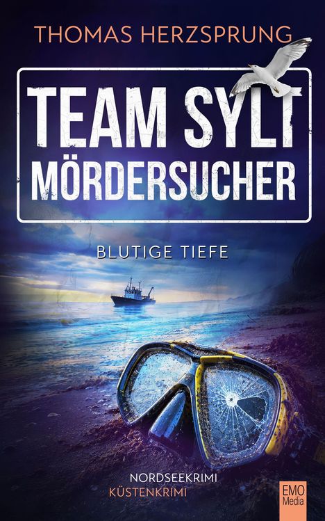 "TEAM SYLT MÖRDERSUCHER, BLUTIGE TIEFE", ein Küstenkrimi; zerbrochene Taucherbrille am Strand, im Hintergrund ein Schiff.