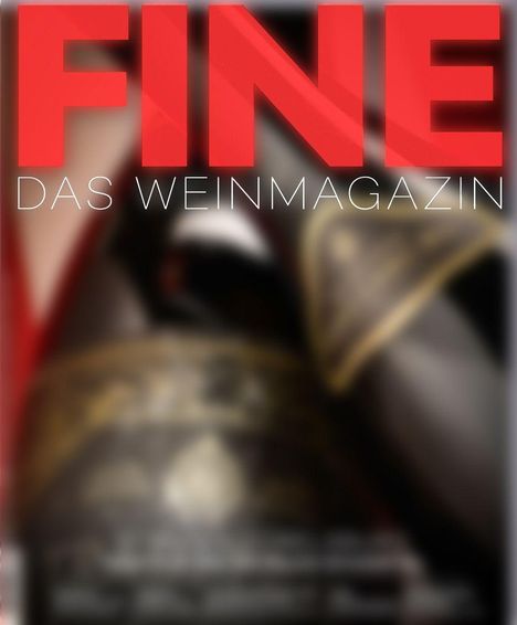 Text: "FINE DAS WEINMAGAZIN". Im Hintergrund verschwommen eine Nahaufnahme einer Weinflasche und Glas.