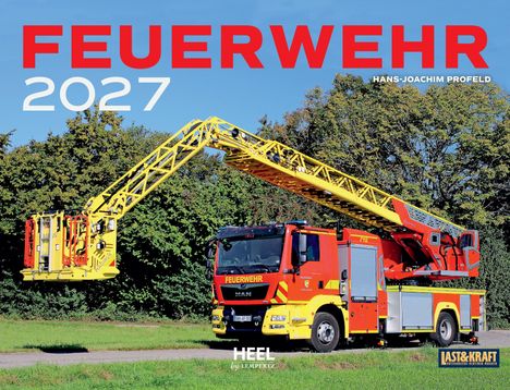 Text: "FEUERWEHR 2027" und "HANS-JOACHIM PROFELD". Feuerwehrfahrzeug mit Leiter vor Bäumen und blauem Himmel.