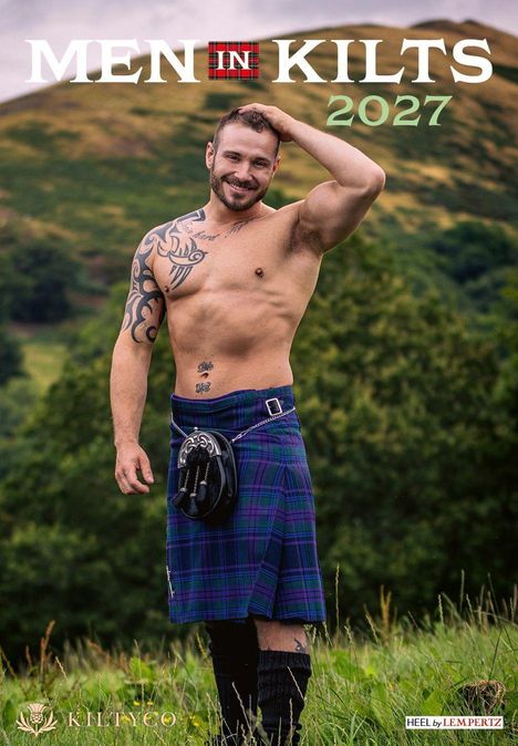 "Men in Kilts 2027" oben, unten "KiltyCo" und "Heel by Lempertz". Ein Mann in einem blauen Kilt steht in der Natur.