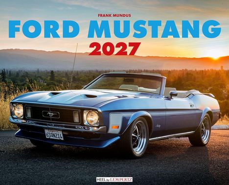 "FRANK MUNDUS FORD MUSTANG 2027" in großen Buchstaben über einem blauen Cabrio bei Sonnenuntergang.