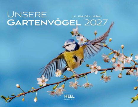 „UNSERE GARTENVÖGEL 2027“. Eine fliegende Meise auf einem blühenden Ast vor blauem Himmel.