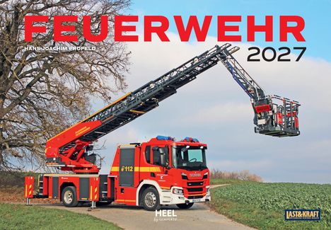 Feuerwehrwagen mit ausgefahrener Rettungsleiter, roter Schriftzug „FEUERWEHR 2027“ oben. Ländliche Umgebung.