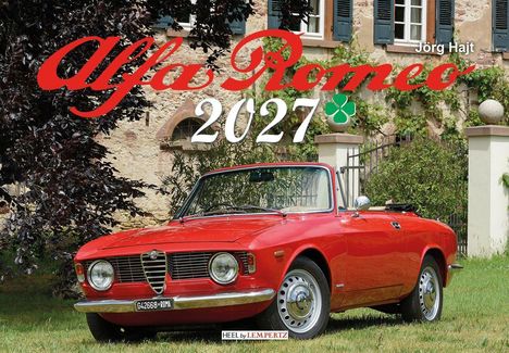 Roter Alfa Romeo, Baujahr 2027, im Freien vor einem Haus mit blühenden Pflanzen.