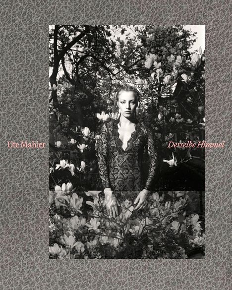 Text: "Ute Mahler, Derselbe Himmel." Schwarzweißfoto: Eine Person steht vor blühenden Bäumen, trägt ein Spitzenkleid.