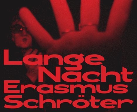 "Lange Nacht Erasmus Schröter." Eine rot beleuchtete Hand im Vordergrund, unscharfe Person im Hintergrund.