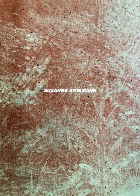 Text: "SUSANNE KRIEMANN". Hintergrund mit strukturiertem, rötlichem Muster und weißen, pflanzenartigen Abdrücken.