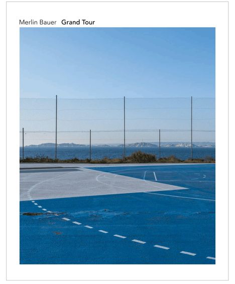 Der Text lautet "Merlin Bauer Grand Tour". Eine blau-graue Sportplatzfläche mit Zaun und Meeresblick im Hintergrund.