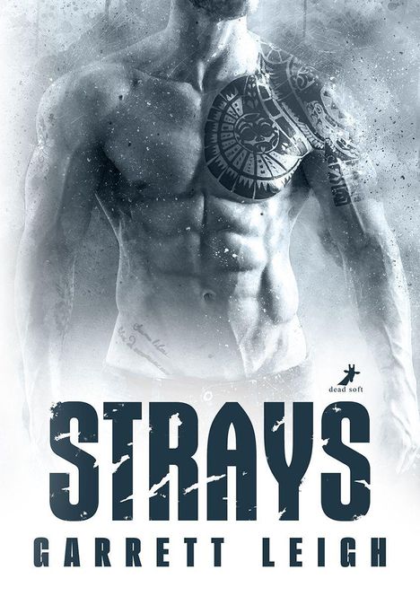 "STRAYS" und "GARRETT LEIGH" erscheinen in großen Buchstaben. Ein muskulöser, tätowierter Oberkörper füllt den Hintergrund.