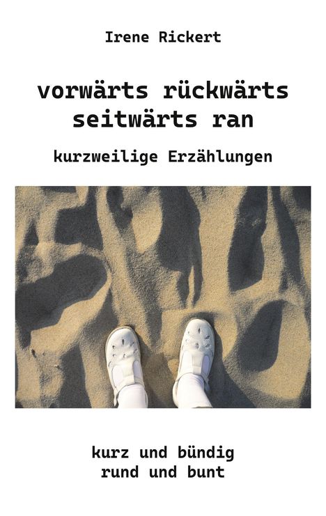 Titel: "vorwärts rückwärts seitwärts ran". Zwei Schuhe stehen auf Sand.