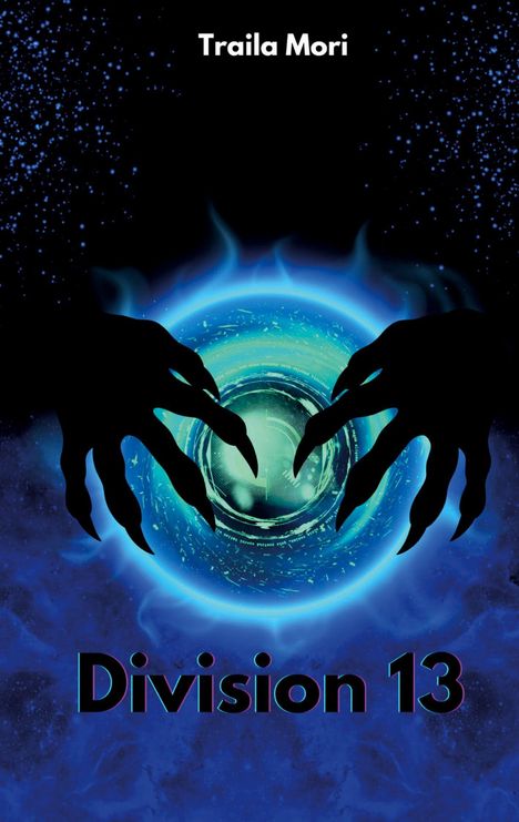 Oben steht "Traila Mori", unten "Division 13". Zwei dunkle Hände umgeben eine leuchtende, blaue Sphäre vor einem Sternenhimmel.