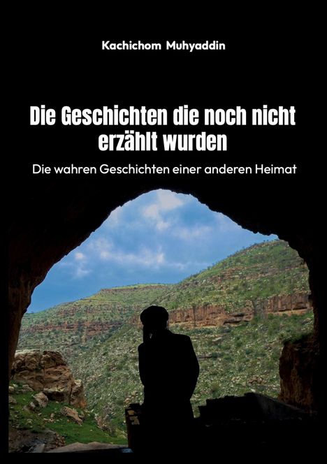 Text: "Kachichom Muhyaddin. Die Geschichten die noch nicht erzählt wurden. Die wahren Geschichten einer anderen Heimat." 

Eine Silhouette steht in einer Höhle mit Blick auf eine grüne, felsige Landschaft.