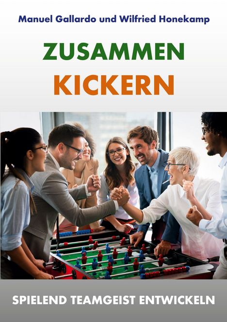 Zusammen Kickern. Spielend Teamgeist entwickeln. Eine Gruppe von Menschen spielt begeistert Tischfußball.