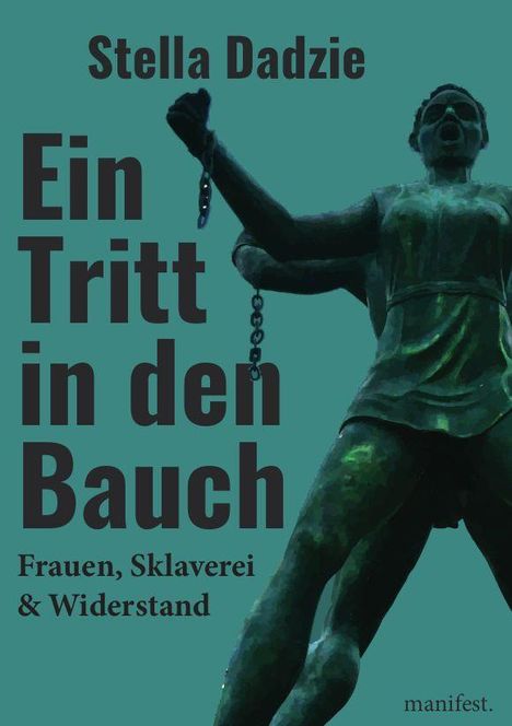 „Stella Dadzie: Ein Tritt in den Bauch. Frauen, Sklaverei & Widerstand“ vor Statue einer Frau mit erhobenen Armen.