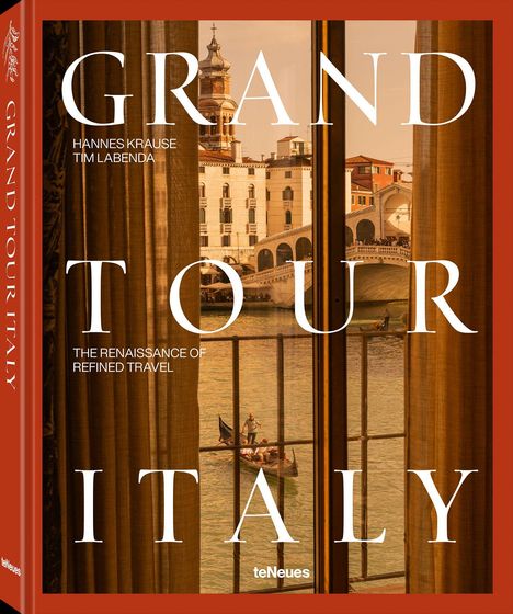 "GRAND TOUR ITALY", Hannes Krause, Tim Labenda. Blick durch ein Fenster auf eine italienische Stadt mit Gondel auf dem Wasser.