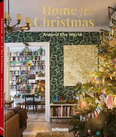 „Home for Christmas Around the World“ in gold. Festlich geschmücktes Wohnzimmer mit Weihnachtsbaum und Büchern.