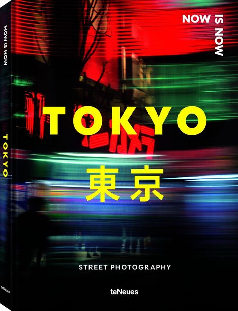 TOKYO, 東京, NOW IS NOW, STREET PHOTOGRAPHY, bunte Lichter und verschwommene Figuren in urbaner Umgebung.