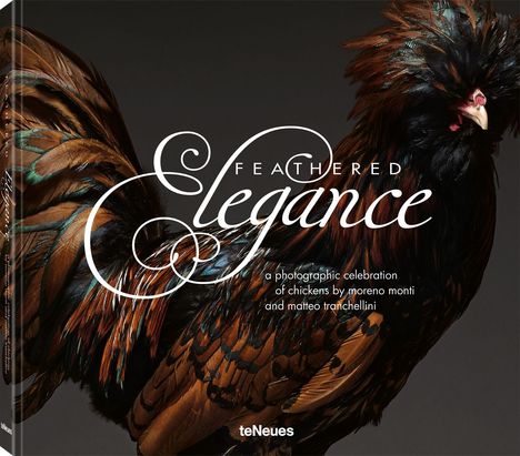 "FEATHERED Elegance" in eleganter Schrift. Darunter ein Huhn mit prächtigen, glänzenden Federn auf dunklem Hintergrund.