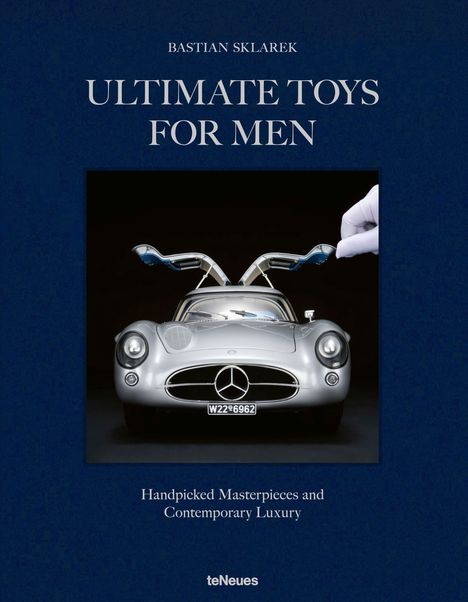 "Ultimate Toys for Men", silberner Oldtimer mit Flügeltüren, weiße Handschuhe, dunkelblauer Hintergrund.