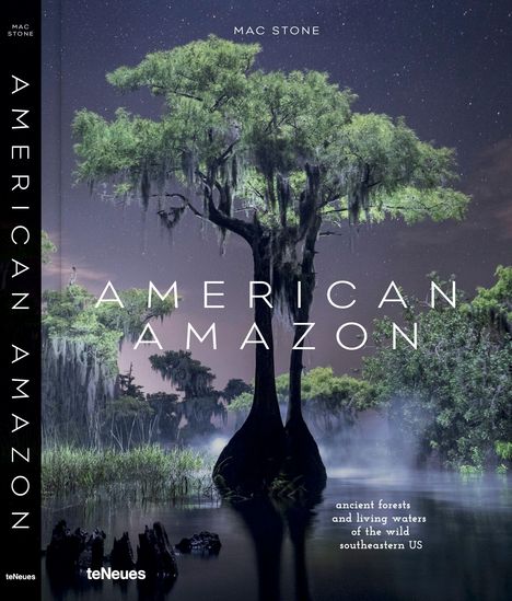 "AMERICAN AMAZON" in weißen Buchstaben, darunter ein großer Baum bei Nacht über einem nebligen Gewässer.