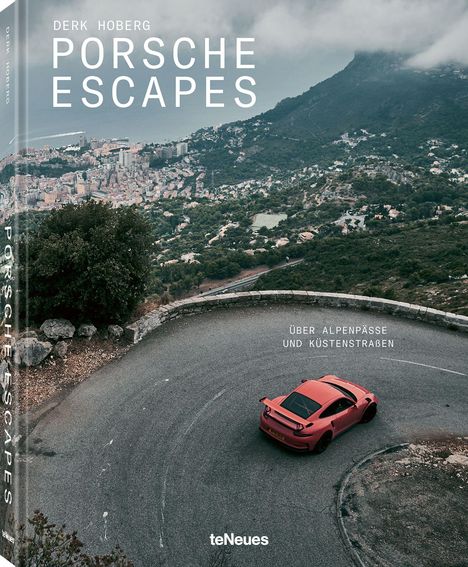„Derk Hoberg Porsche Escapes: Über Alpenpässe und Küstenstraßen.“ Ein roter Sportwagen fährt eine Serpentine.