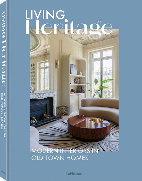 „LIVING Heritage“ und „MODERN INTERIORS IN OLD-TOWN HOMES“. Ein elegantes Wohnzimmer mit Kamin und Holztisch.