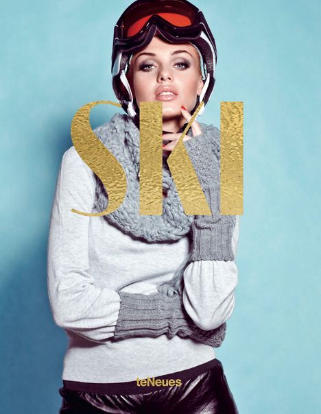 Text "SKI" in großen goldenen Buchstaben. Frau in grauem Pullover und Schal, mit Skibrille und Handschuhen vor blauem Hintergrund.