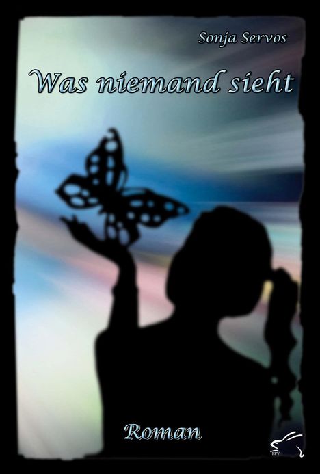 "Was niemand sieht" und "Roman" in stilisierter Schrift, Silhouette einer Person mit Schmetterling, abstrakter Hintergrund.