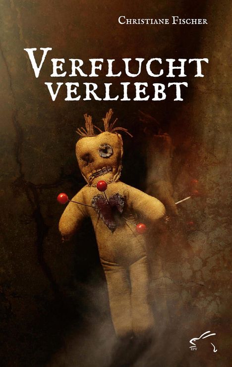 "Verflucht Verliebt" und "Christiane Fischer" in großen Buchstaben. Stoffpuppe mit Herzfleck, Nadeln und Knopfaugen, dunkler Hintergrund.