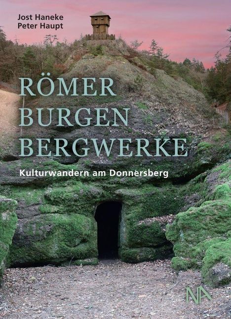 "Römer Burgen Bergwerke. Kulturwandern am Donnersberg". Ein bewaldeter Hügel mit einer kleinen Festung oben, Felshöhlen unten.