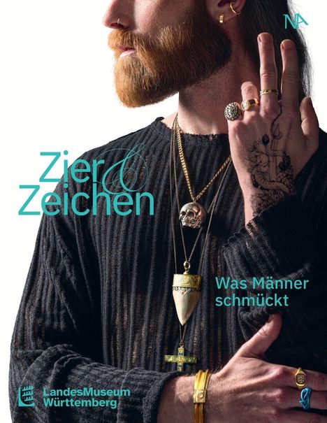 "Zier & Zeichen. Was Männer schmückt. LandesMuseum Württemberg." Ein bärtiger Mann trägt viel Schmuck und Tattoos.