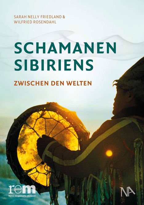 „SCHAMANEN SIBIRIENS, ZWISCHEN DEN WELTEN.“ Eine Silhouette hält eine leuchtende Trommel vor einem ruhigen Hintergrund.