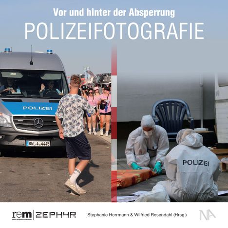 "Vor und hinter der Absperrung: POLIZEIFOTOGRAFIE." Links ein Polizeiwagen, rechts Polizisten in Schutzanzügen bei Arbeit.