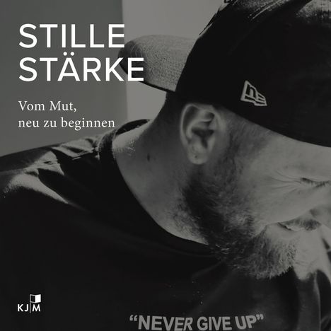 STILLE STÄRKE. Vom Mut, neu zu beginnen. Mann mit Bart und Cap, trägt Shirt mit "NEVER GIVE UP". KJM-Logo unten.