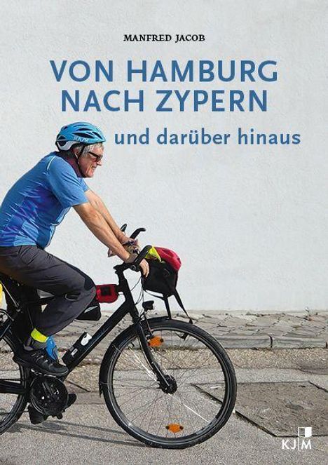 Text: "Manfred Jacob. Von Hamburg nach Zypern und darüber hinaus." Ein Mann auf einem Fahrrad, in Sportkleidung, mit Helm.