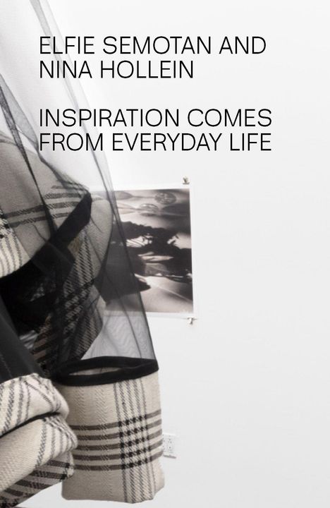 Texte: "ELFIE SEMOTAN AND NINA HOLLEIN", "INSPIRATION COMES FROM EVERYDAY LIFE". Stoff mit Karomuster, Foto an der Wand.