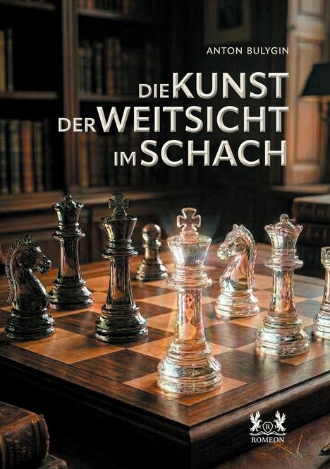 Text: "DIE KUNST DER WEITSICHT IM SCHACH". Schachfiguren auf einem Brett in einem Raum mit Holzregalen.